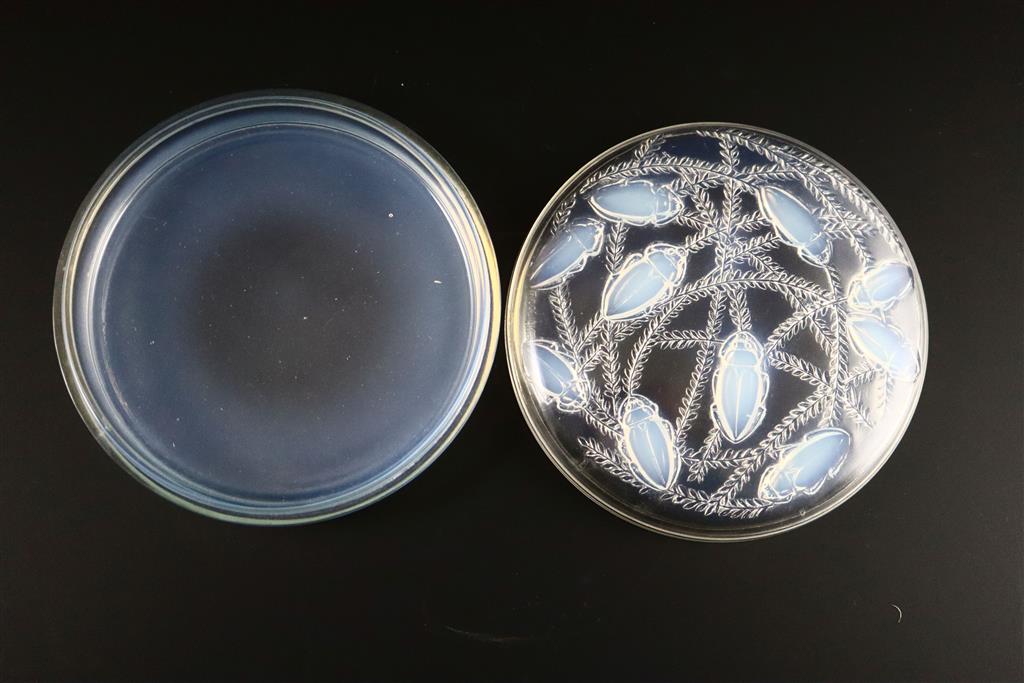 René Lalique. A pre-war opalescent glass Cleones pattern box and cover, no.49, designed in 1921, 17cm diameter
